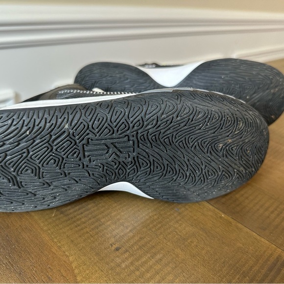 Nike size 5 Kyrie Flytrap V 5 Black White Cool Grey Volt Youth Kids Boys size 5 - Picture 10 of 12